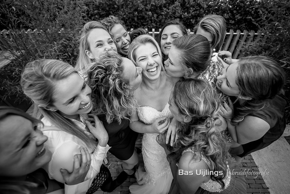 leuke groepsfoto bruid en vriendinnen