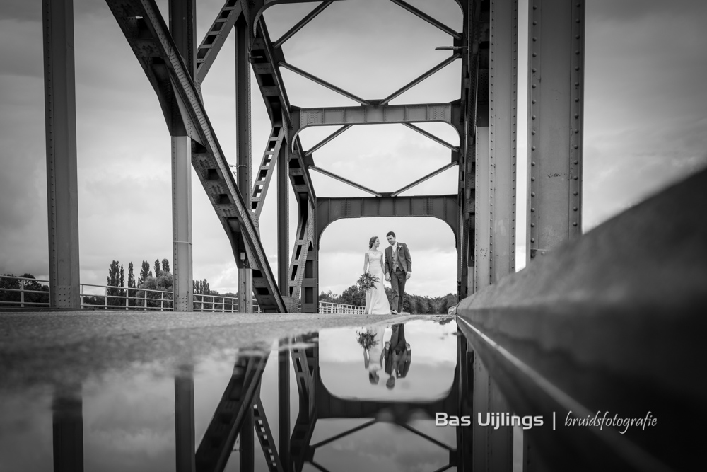Bruidspaar op brug