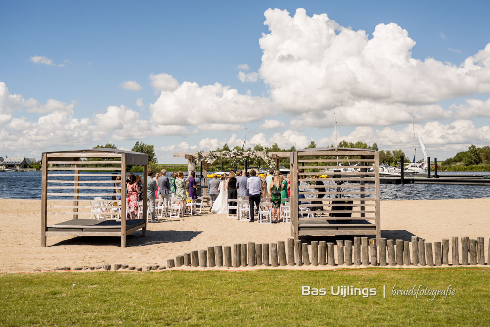 Corona opstelling trouwen aan zee