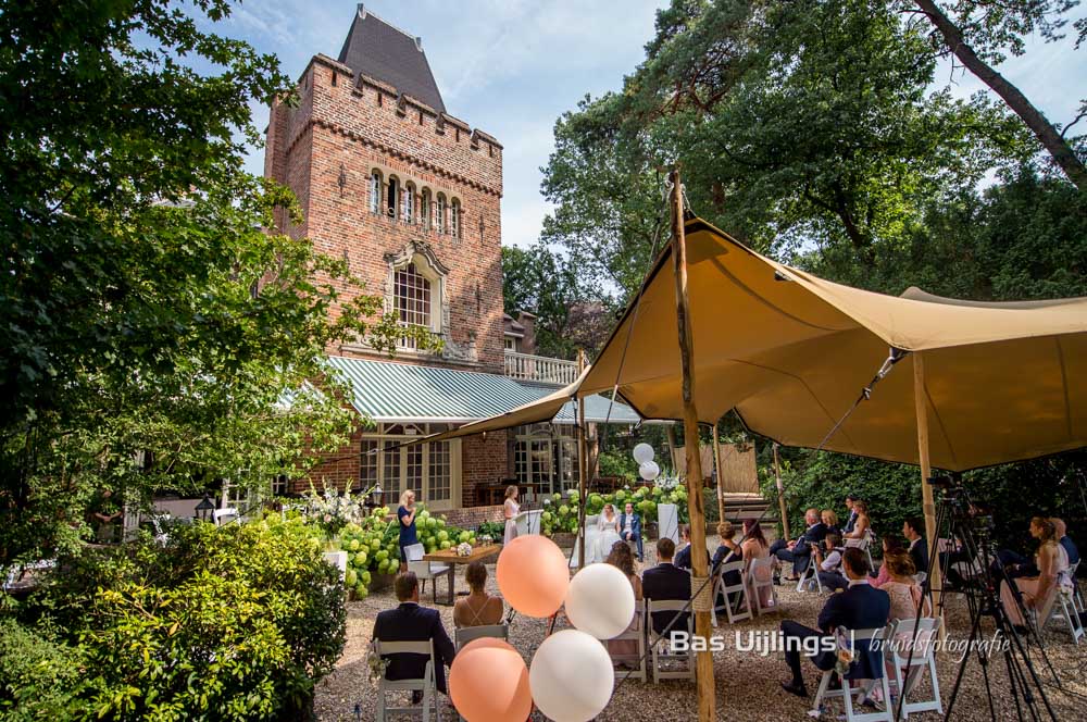 corona opstelling buiten trouwen in 2021 bij Kasteel Kerckebosch in Zeist