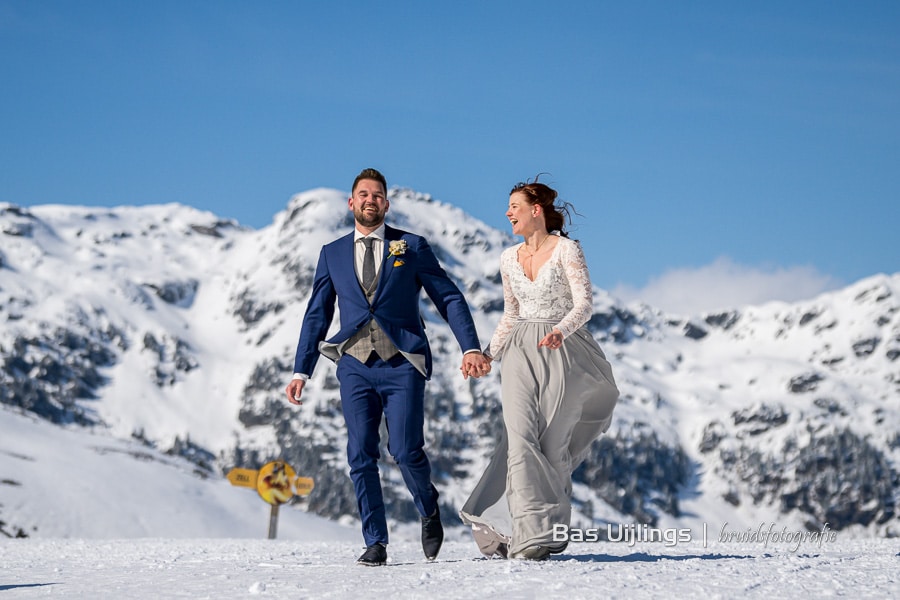 Fotoshoot bruidspaar op berg