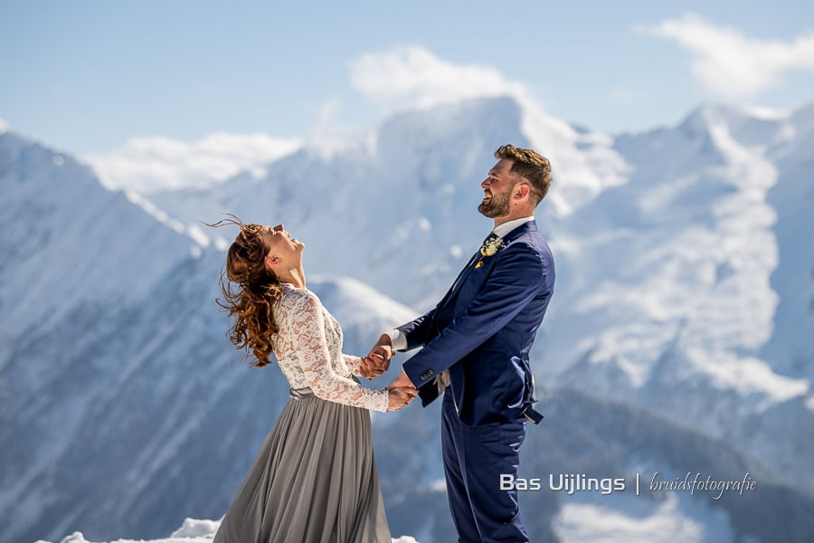 Bruidspaar lachend in sneeuw Oostenrijk