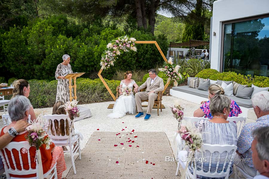 Trouwceremonie bij villa op Ibiza